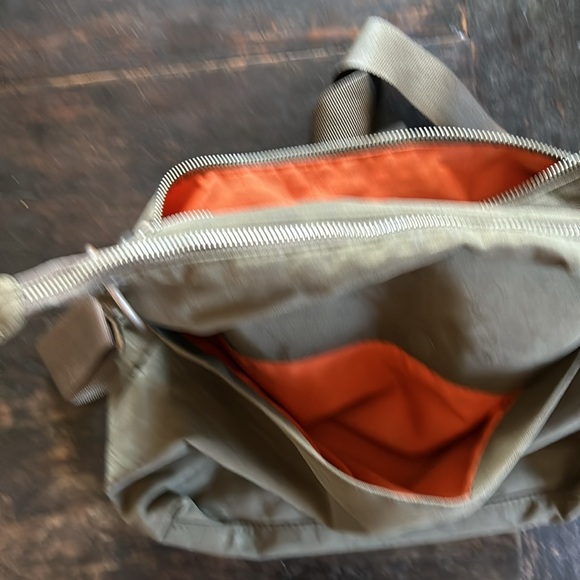 Baggalini Crossbody bag with OODLES OF POCKETS! - Picture 7 of 8